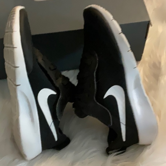 Nike Black Sneakers Sleek Low-Top Design - Picture 6 of 7